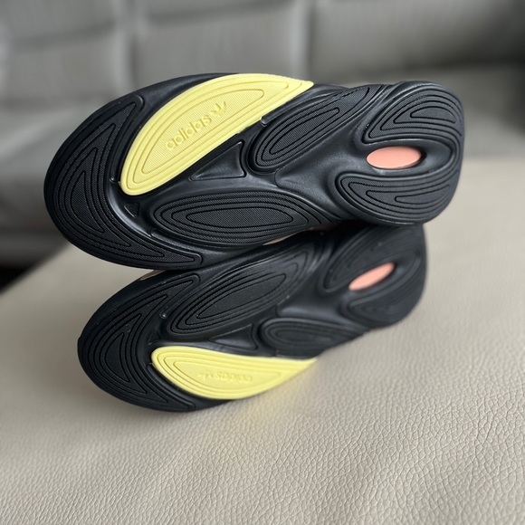 NWT - Adidas Women’s Ozelia Sneakers - Size 7 & 7.5 - Picture 6 of 9